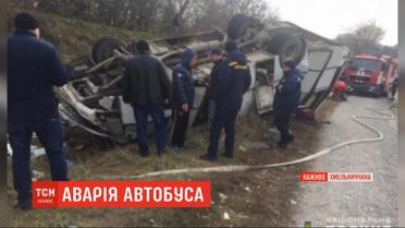 Рейсовый автобус перевернулся в Хмельницкой области: 13 человек получили травмы