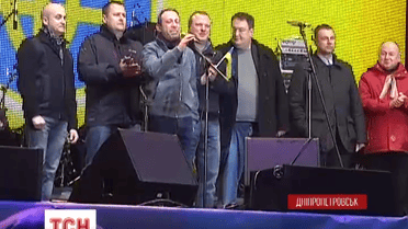 В эти минуты в Днепропетровске продолжается вече "Днепр за Украину!"