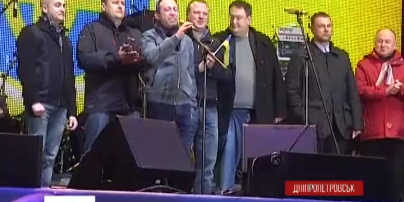 В эти минуты в Днепропетровске продолжается вече "Днепр за Украину!"