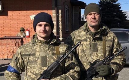 Під час обстрілу накрив собою сина: у Києві попрощалися з оборонцями Бахмута – Олегом та Микитою Хомюками