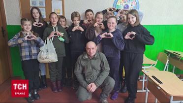 Зворушлива зустріч: військовий розшукав школярку, яка зробила йому щемливий подарунок