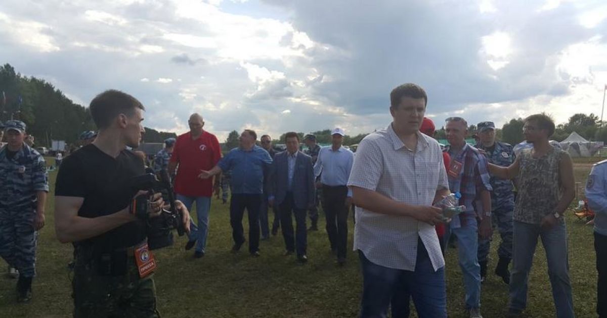 Депутатів на фестивалі ретельно охороняли від відвідувачів / © Twitter/Микола Валуєв