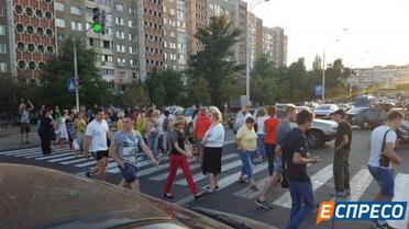 У Києві активісти заблокували рух біля метро "Героїв Дніпра"_4 / © Еспресо.TV