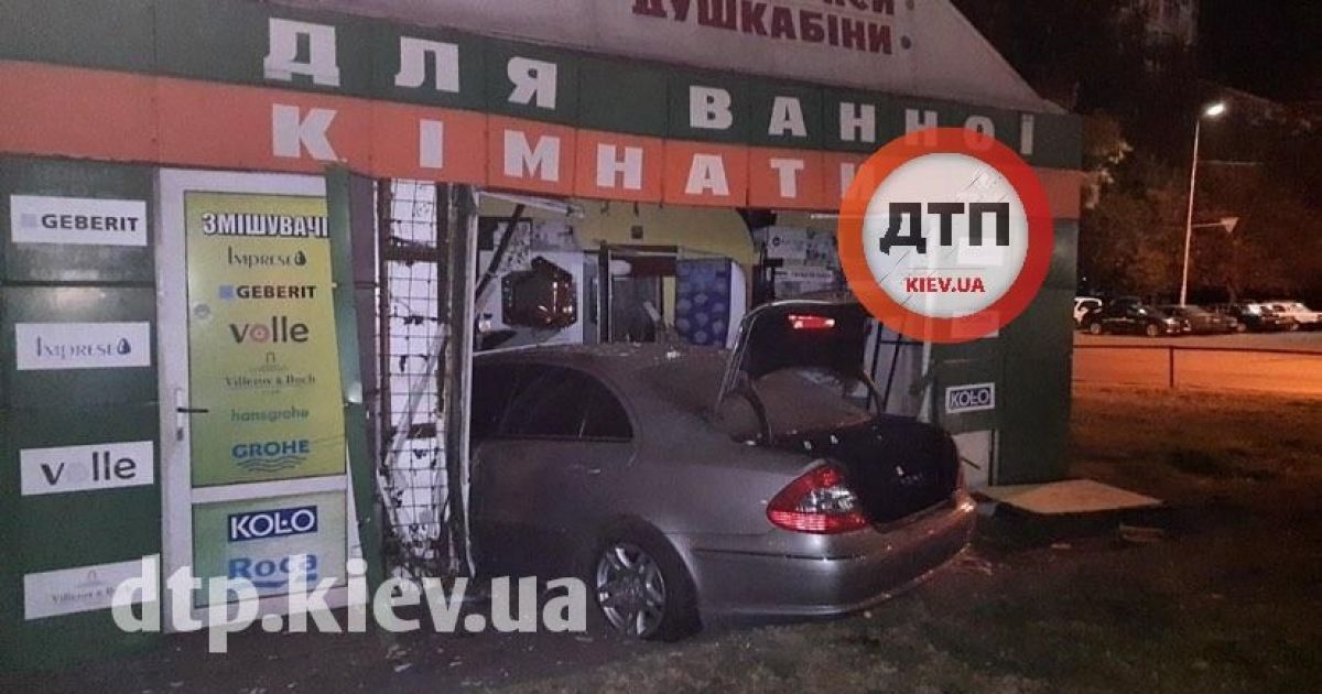 У Києві водій на Mercedes заїхав у павільйон для ванних кімнат: фото