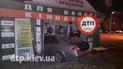У Києві водій на Mercedes заїхав у павільйон для ванних кімнат: фото