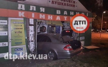 У Києві водій на Mercedes заїхав у павільйон для ванних кімнат: фото