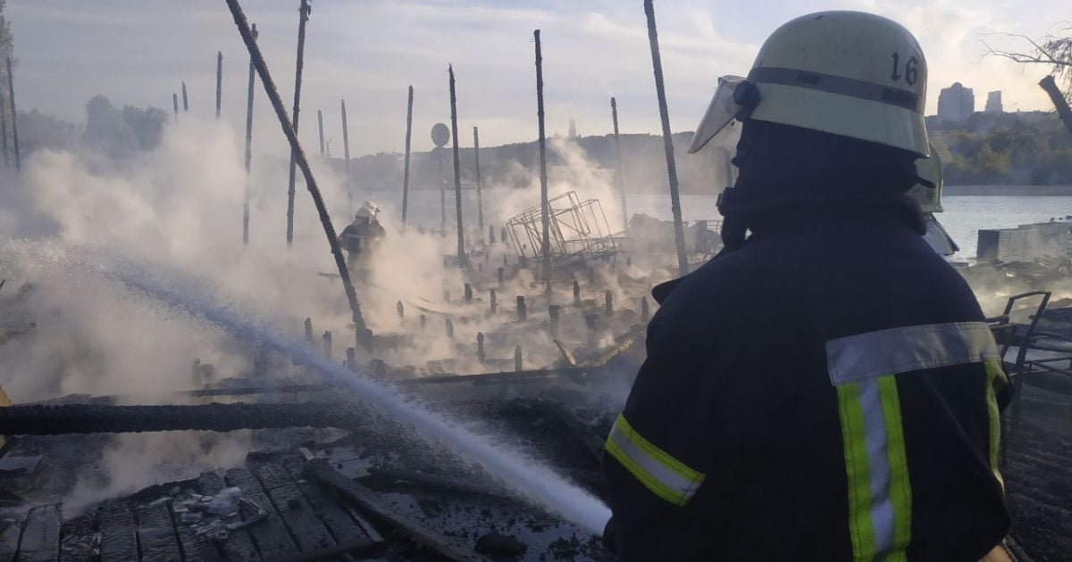 згорів клуб у Гідропарку в Києві_4 / © ГУ ГСЧС в Киеве