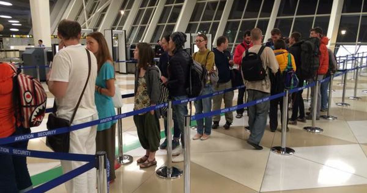 Эвакуированные украинцы вылетают из Баку в Киев.