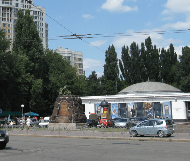 Возле метро в Киеве обнаружили труп: что известно