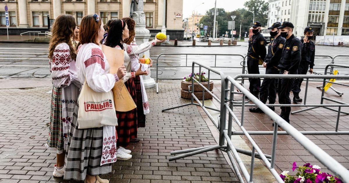 дівчата принесли гарбузи уряду Білорусі_3 / © Onliner