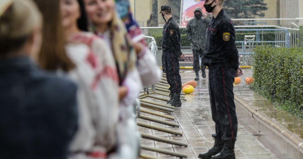 дівчата принесли гарбузи уряду Білорусі_7 / © Onliner