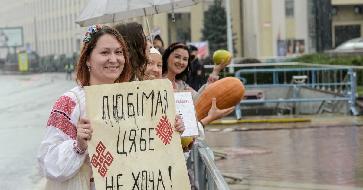 дівчата принесли гарбузи уряду Білорусі_6 / © Onliner