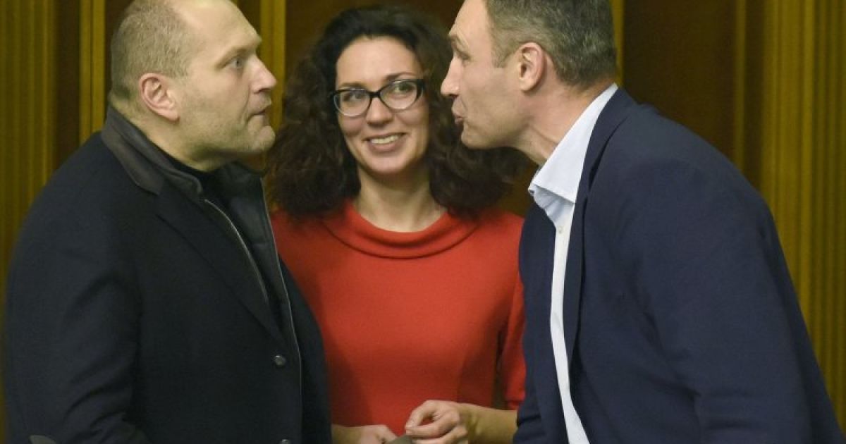 Народний депутат України, кандидат в мери Києва Борислав Береза розмовляє з мером Києва та кандидатом на цю посаду Віталієм Кличко під час засідання Верховної Ради України. / © УНІАН