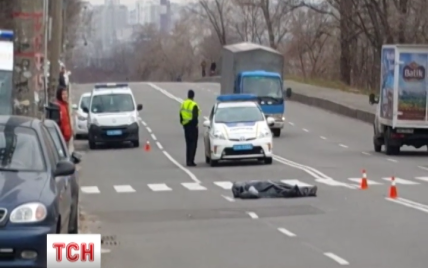 Женщину на переходе в Киеве сбил гражданский водитель в машине МВД