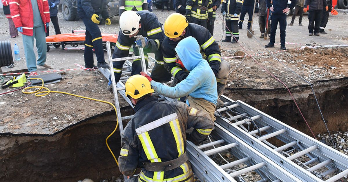 У Миколаєві робочих засипало землею в шестиметровій траншеї: є постраждалі