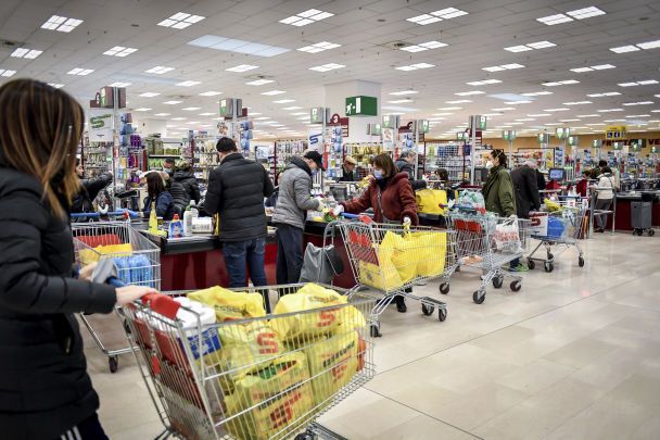 Итальянцы запасаются продуктами в супермаркете Милана / © Associated Press