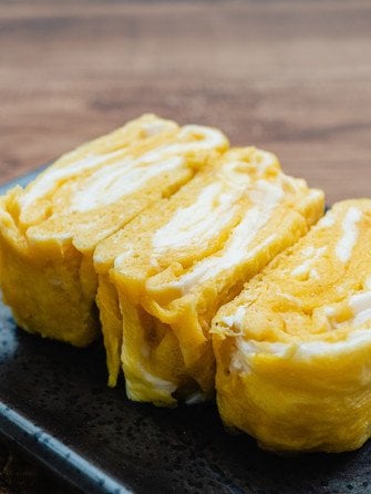 Яичный рулет с сыром