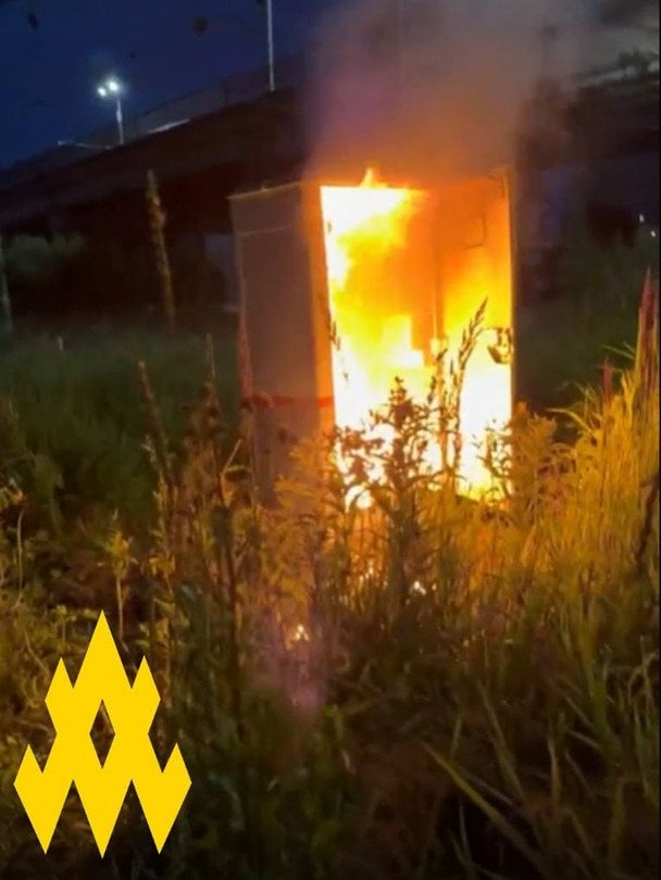 Охоплена вогнем релейна шафа на залізничній ділянці у Воронезькій області / © Telegram / Рух "АТЕШ"