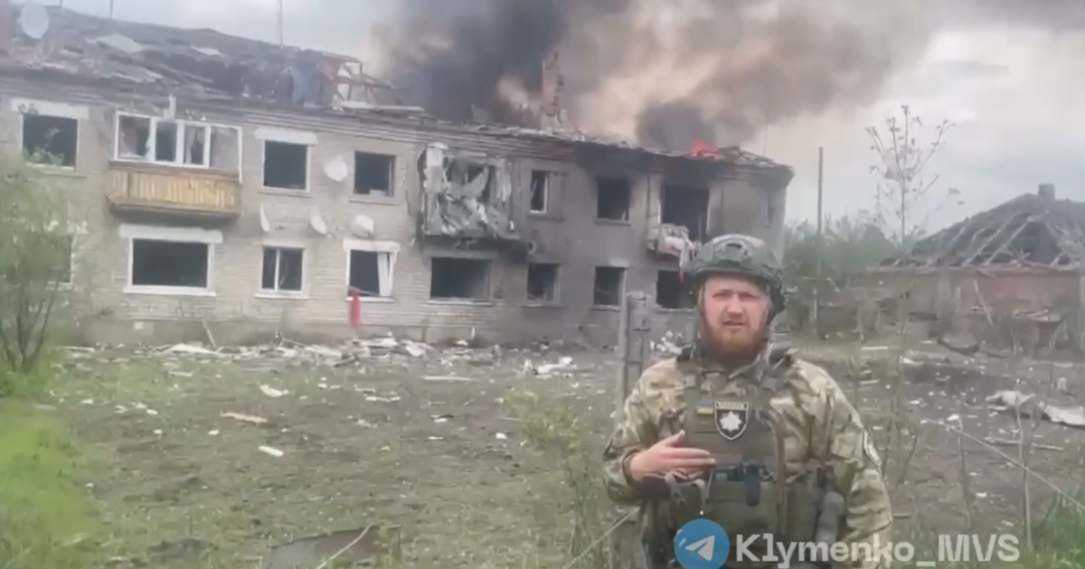 Працівник поліції на місці ворожого обстрілу на Харківщині 11 травня / Скриншот з відео