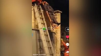 В Киеве спасатели уронили с крыши мужчину со сломанной ногой