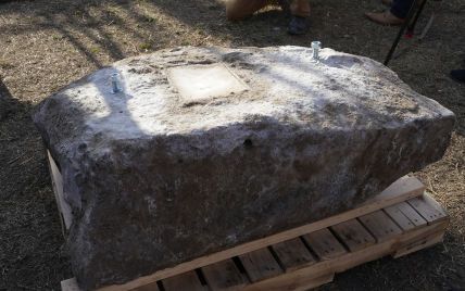В США под статуей нашли удивительный камень, который может содержать капсулу времени (фото)