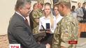 В Днепре Порошенко наградил военных квартирами