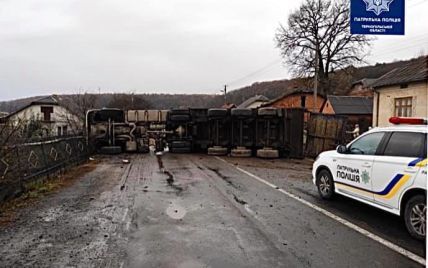 На Тернопільщині перекинулася вантажівка і перекрила дорогу міжнародного значення