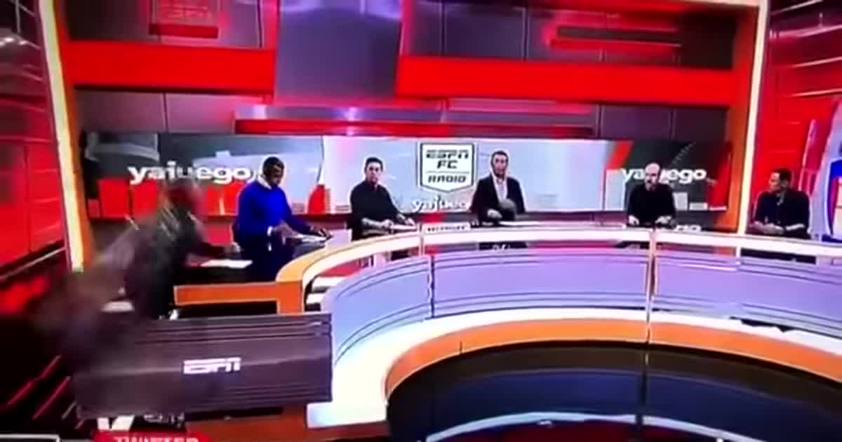 Спортивного телеведущего прибило декорациями в прямом эфире: эпическое видео стало вирусным