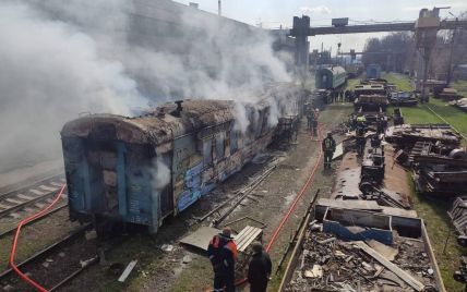 У Києві згорів вагон потяга: фахівці встановлюють причини