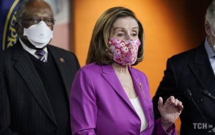У пурпуровому костюмі і квітковій масці: яскравий вихід 80-річної спікерки Палати представників США