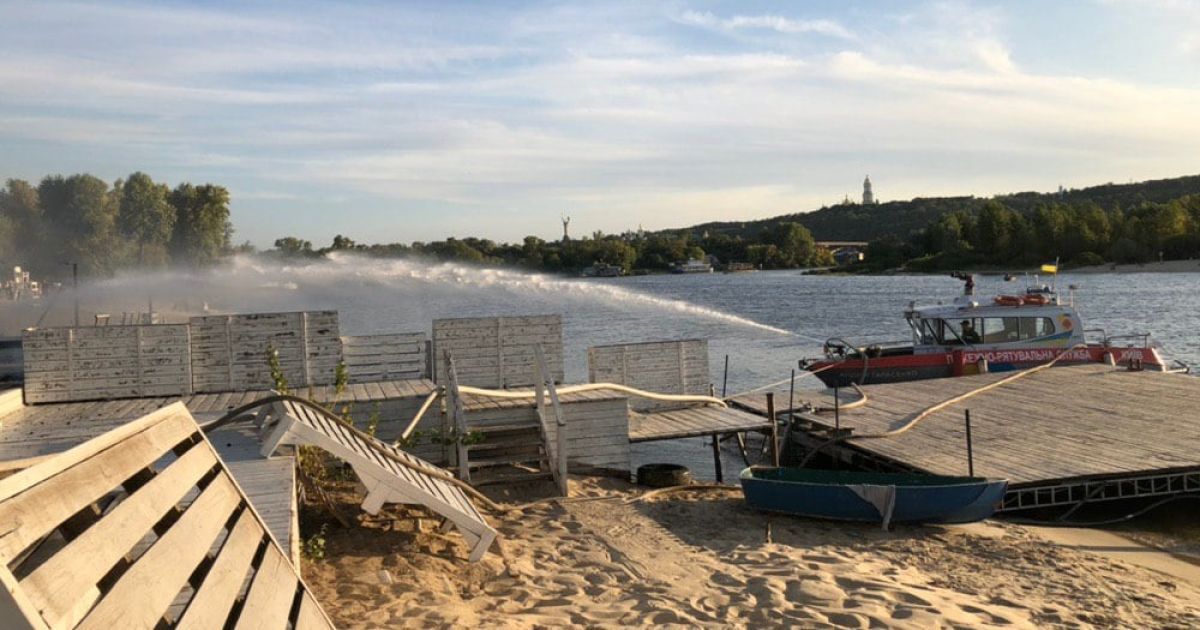 згорів клуб у Гідропарку в Києві_6 / © ГУ ГСЧС в Киеве