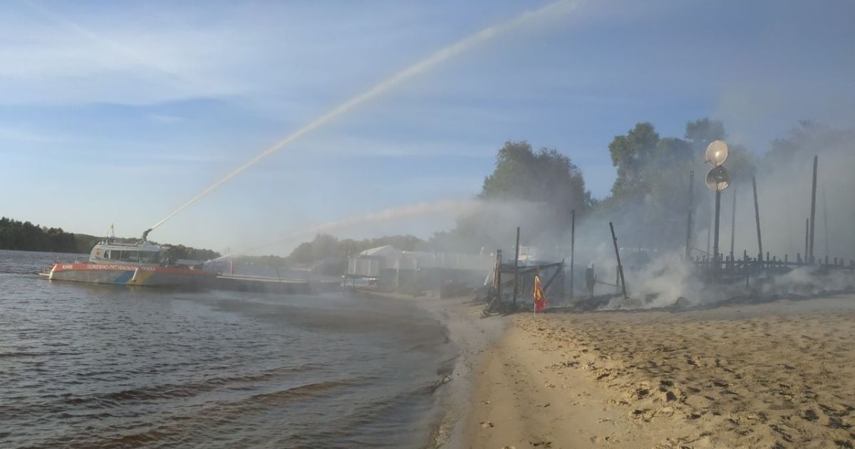 згорів клуб у Гідропарку в Києві_5 / © ГУ ГСЧС в Киеве