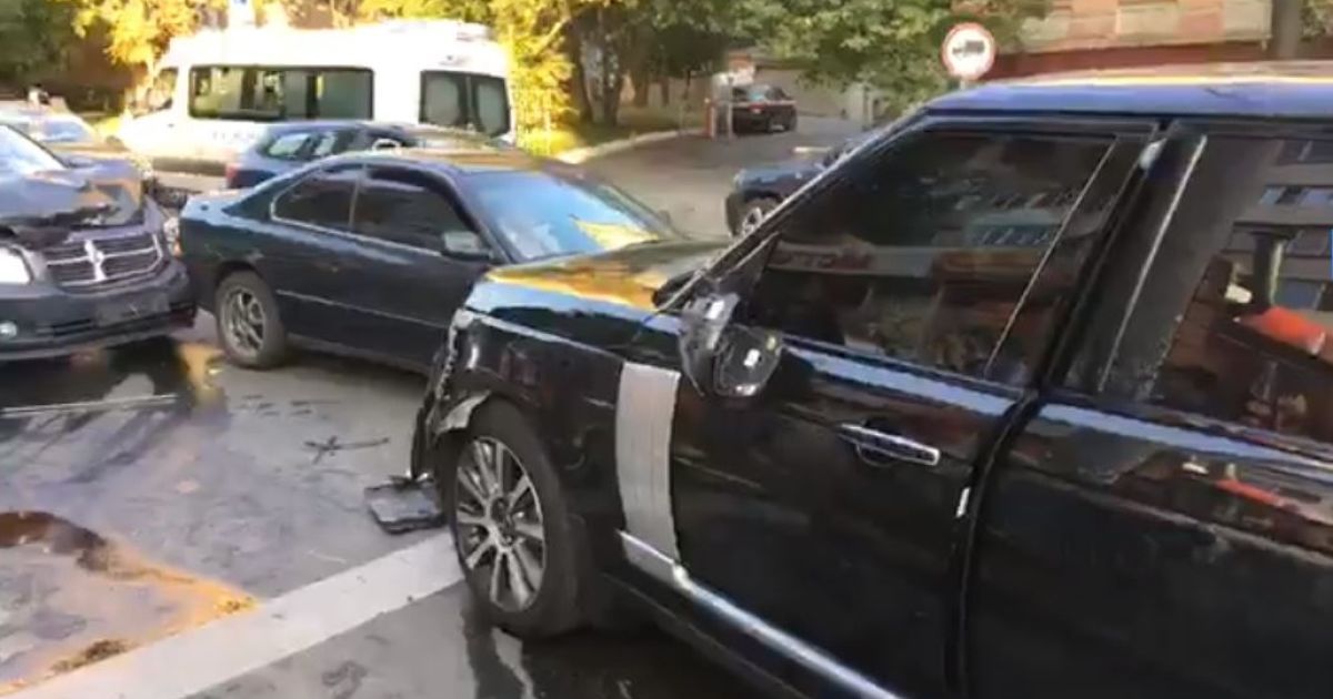 В центре Киева джип влетел в толпу пешеходов, есть пострадавшие