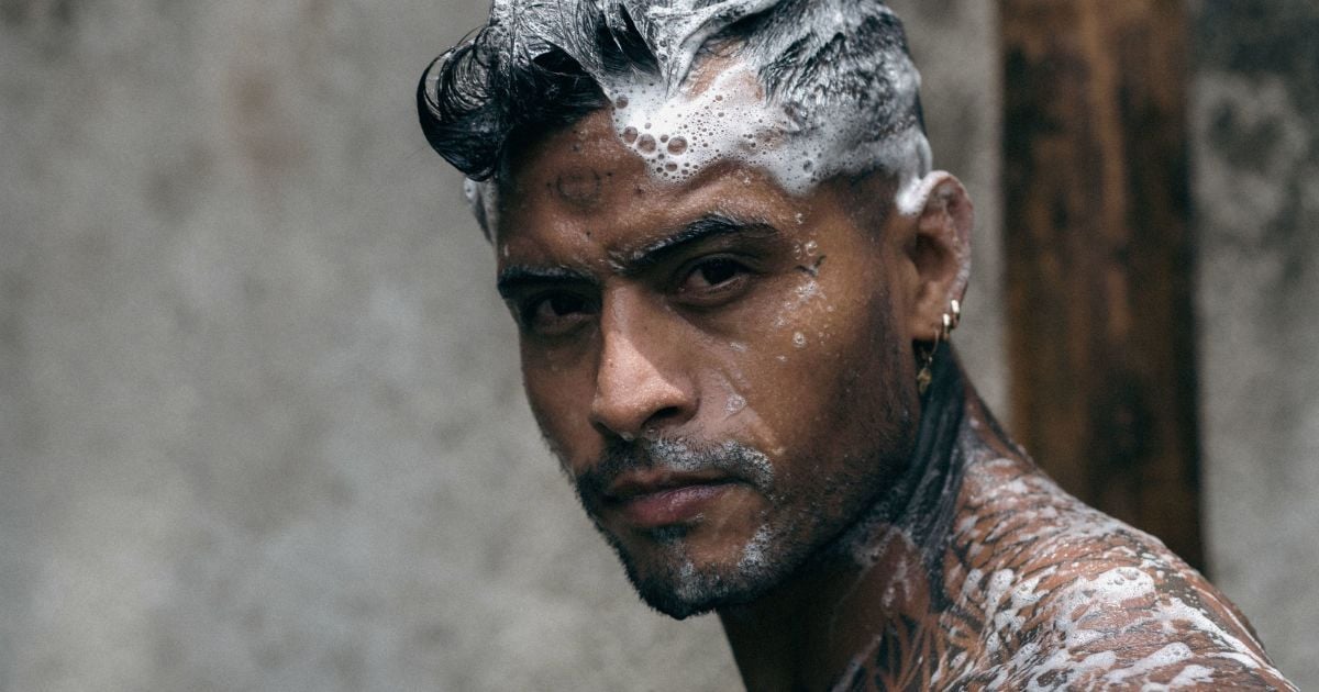 Мужчина принимает душ