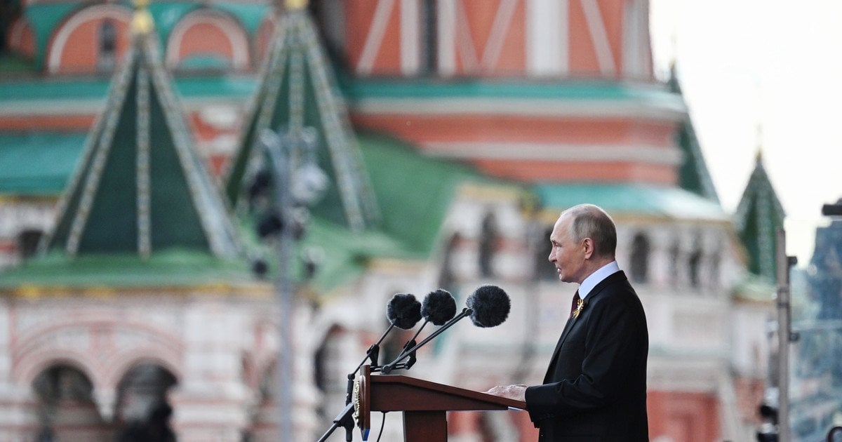 Президент Росії Володимир Путін на тлі Кремля