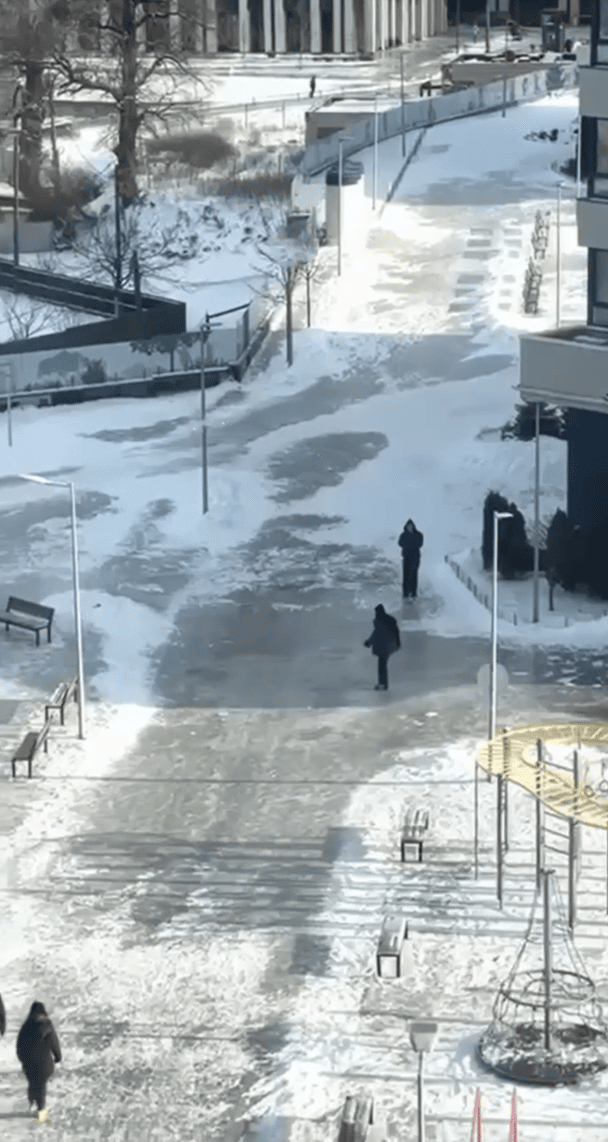 Ковзанка поблизу будинку / Фото: соціальні мережі