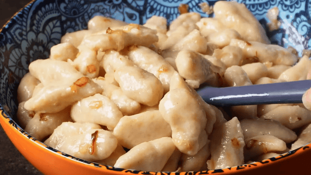 1 кг картофеля творит чудеса: блюдо, которое заменяет мясо и спасает семейный бюджет