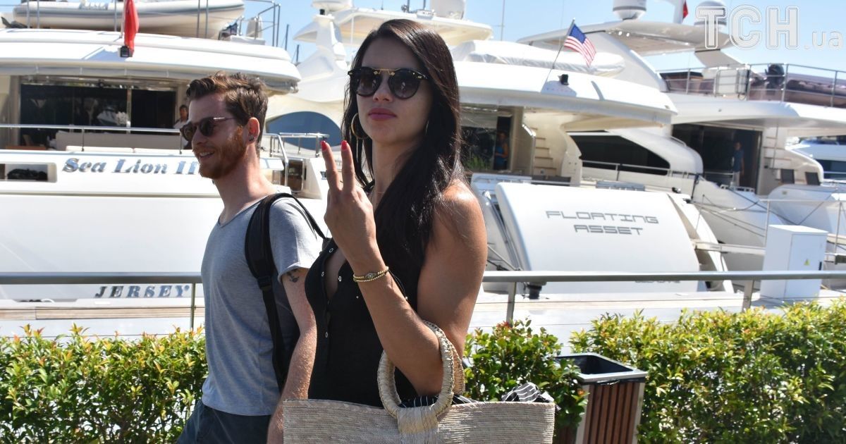 Супермодель Адріана Ліма зворушливою світлиною підтвердила роман із турецьким письменником