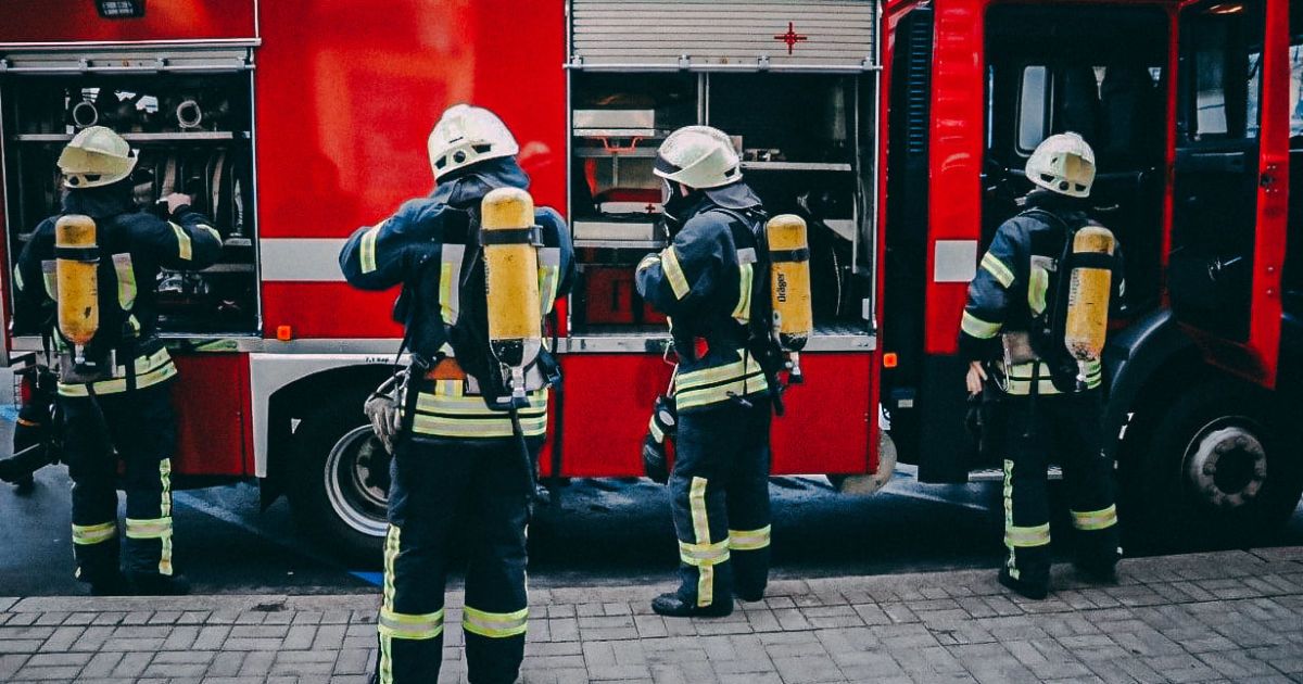 З охопленої полум'ям квартири врятували жінку з дитиною: подробиці пожежі на Бориспільській у Києві