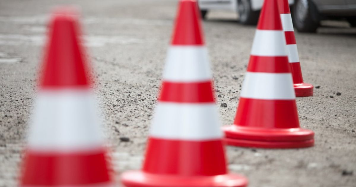 В Киеве на улице Борщаговской ограничили движение транспорта почти на месяц