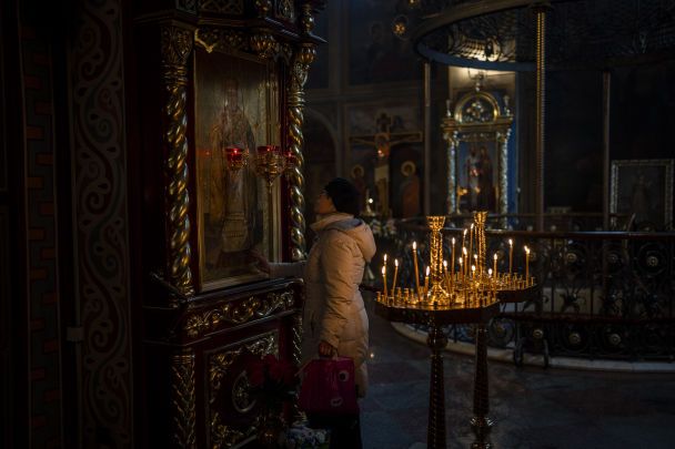 Чи заборонено жінкам йти до церкви на Великдень без хустки: священник дав чітку відповідь