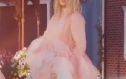 Ирина Билык в розовом платье показала свою первую любовь в новом клипе