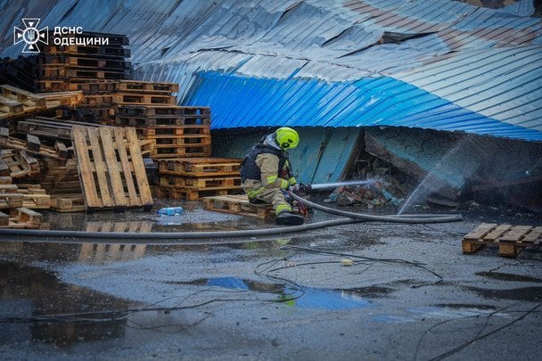 Росія вдарила ракетою по Одещині.  / © ДСНС