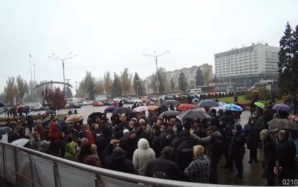 В Запорожье во время антиковидного митинга полиция задержала 5 участников, одного из них госпитализировали