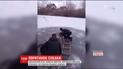 На Київщині сільський дільничний врятував собаку, яка ледь не втонула в ополонці