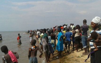 В Уганде затонуло судно с футбольной командой и болельщиками, 30 погибших