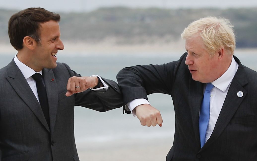 Эммануэль Макрона и Борис Джонсон приветствуются локтями / © Associated Press
