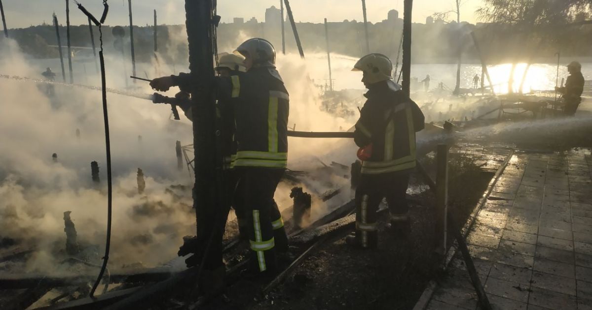 згорів клуб у Гідропарку в Києві_8 / © ГУ ГСЧС в Киеве