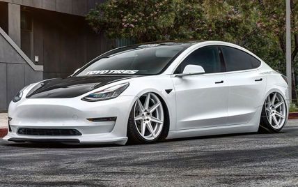 Tesla Model 3 перетворили на спорткар. Відео