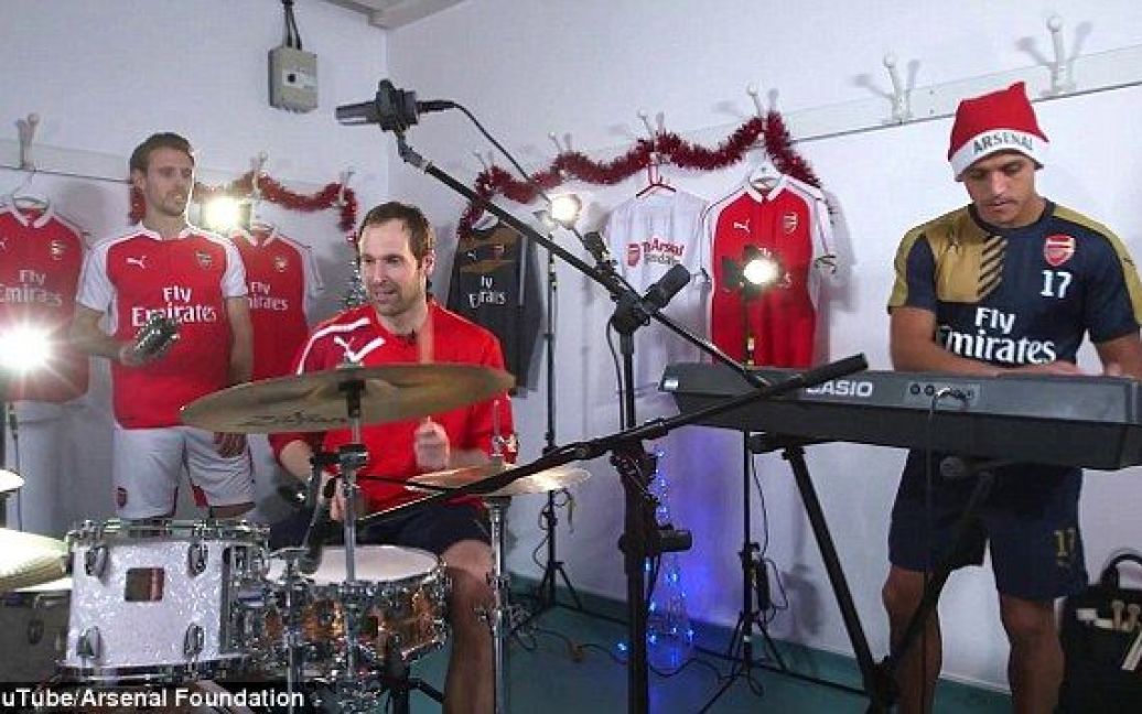 Игроки "Арсенала" подарили своим фанам рождественское настроение. / © Daily Mail